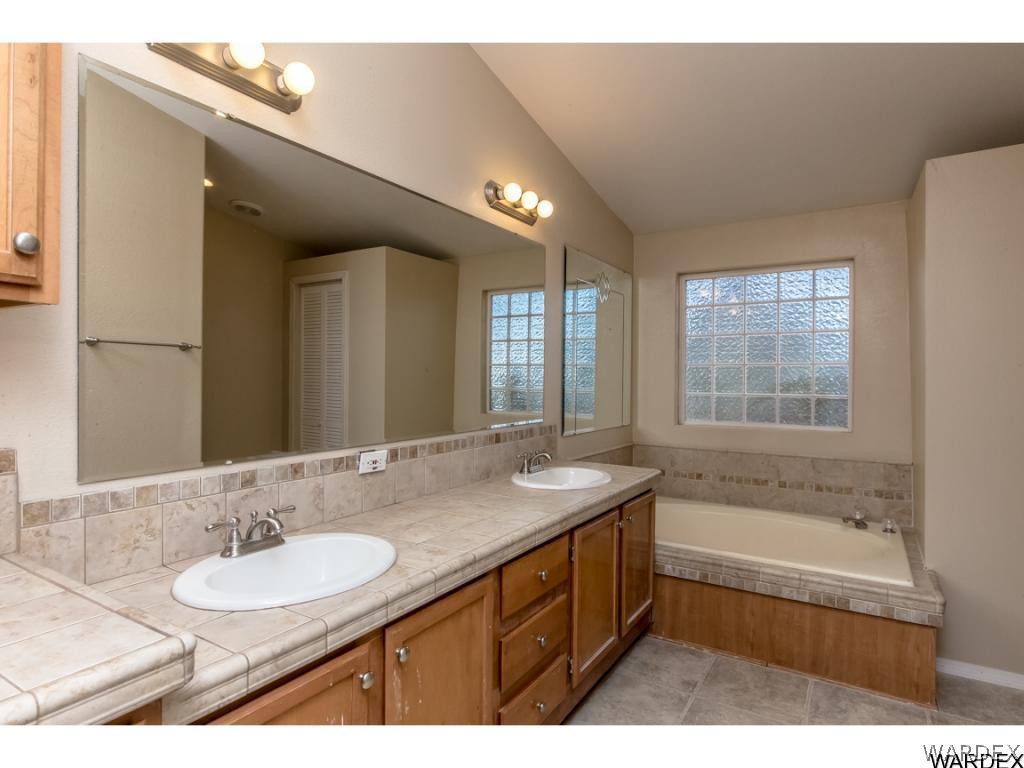 529 South Verde Road Golden Valley, AZ 86413 - Photo 6 of 33 master bath
