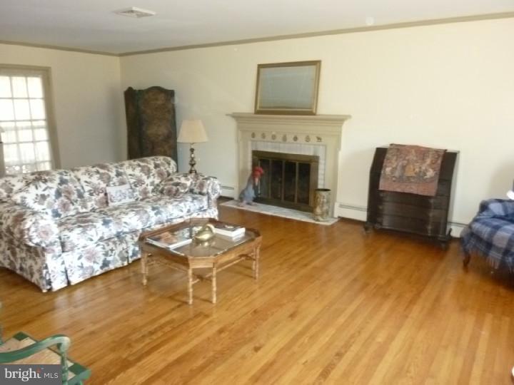 28 Pine Valley Road Doylestown, PA 18901 - Photo 2 of 12 Living Room