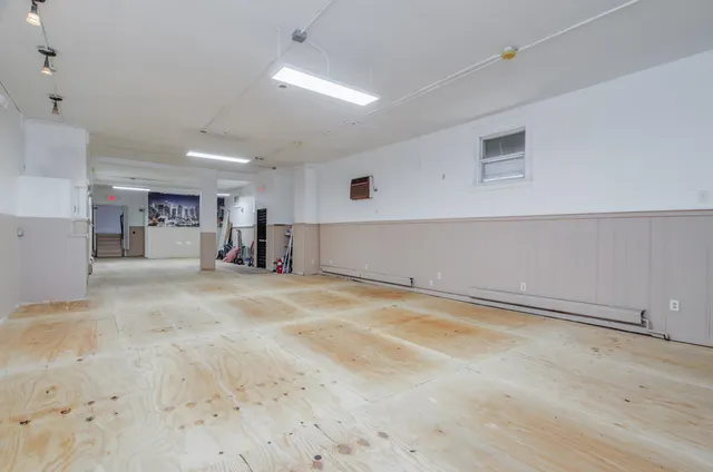 a view of a livingroom with furniture