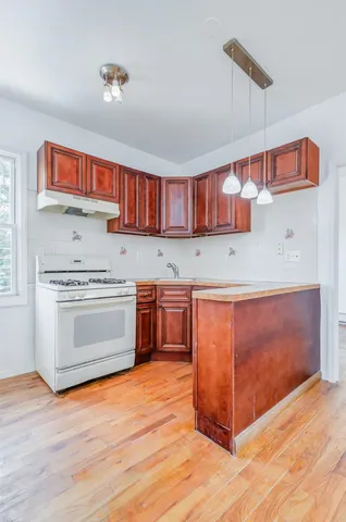 a view of empty room with window