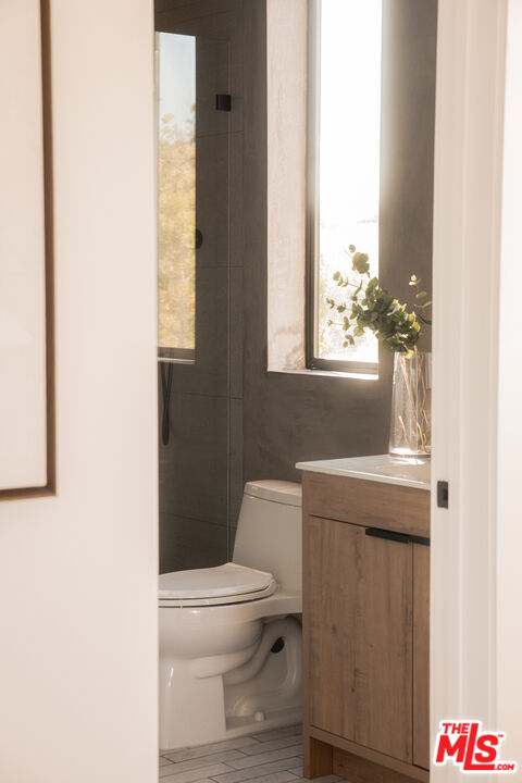 6546 Colgate Avenue Los Angeles, CA 90048 - Photo 27 of 42 a bathroom with a toilet a sink and a window