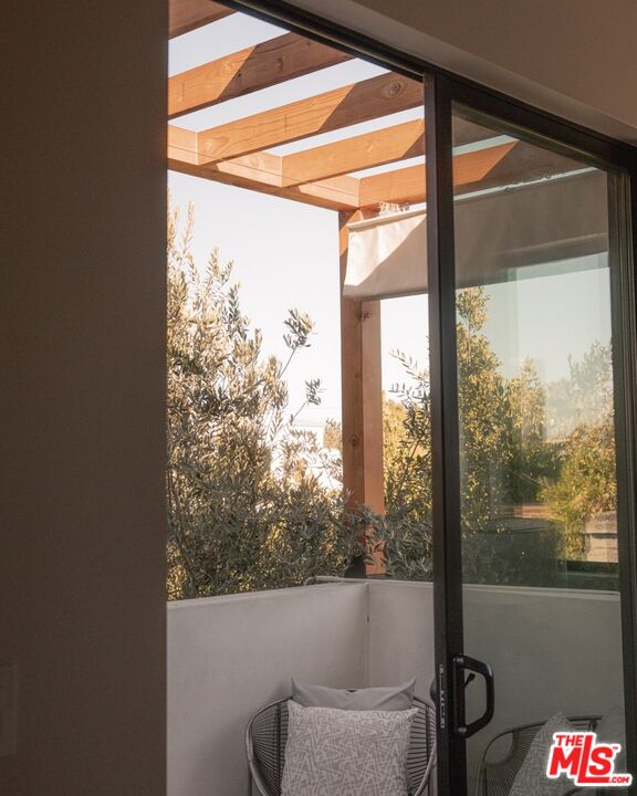 6546 Colgate Avenue Los Angeles, CA 90048 - Photo 29 of 42 a view of a window in a room