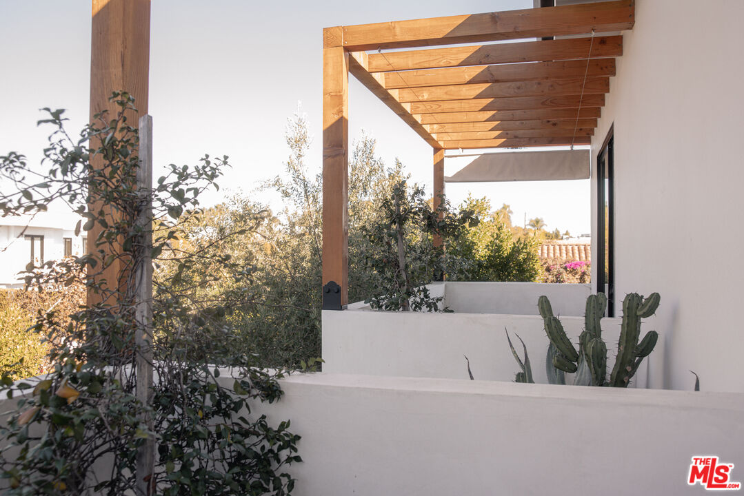 6546 Colgate Avenue Los Angeles, CA 90048 - Photo 30 of 42 a view of a small pool with a bench in front of a house