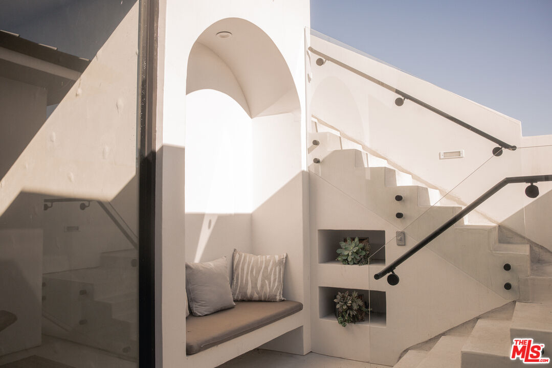 6546 Colgate Avenue Los Angeles, CA 90048 - Photo 40 of 42 a view of entryway and hall with wooden floor