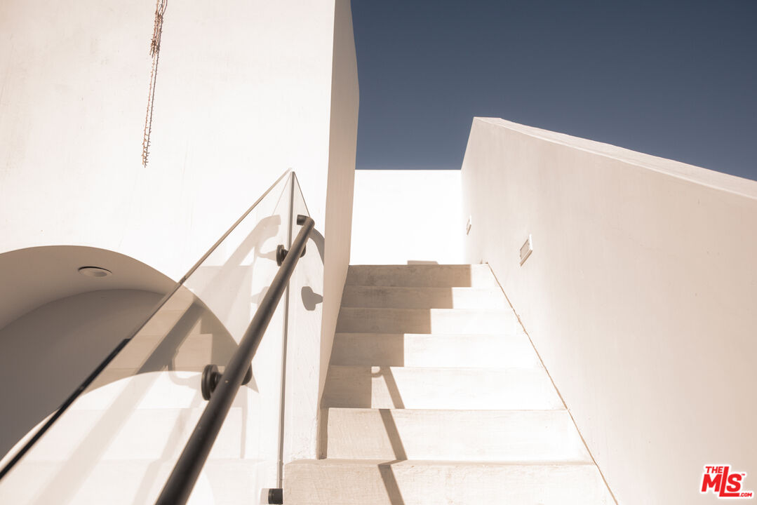 6546 Colgate Avenue Los Angeles, CA 90048 - Photo 41 of 42 a view of entryway