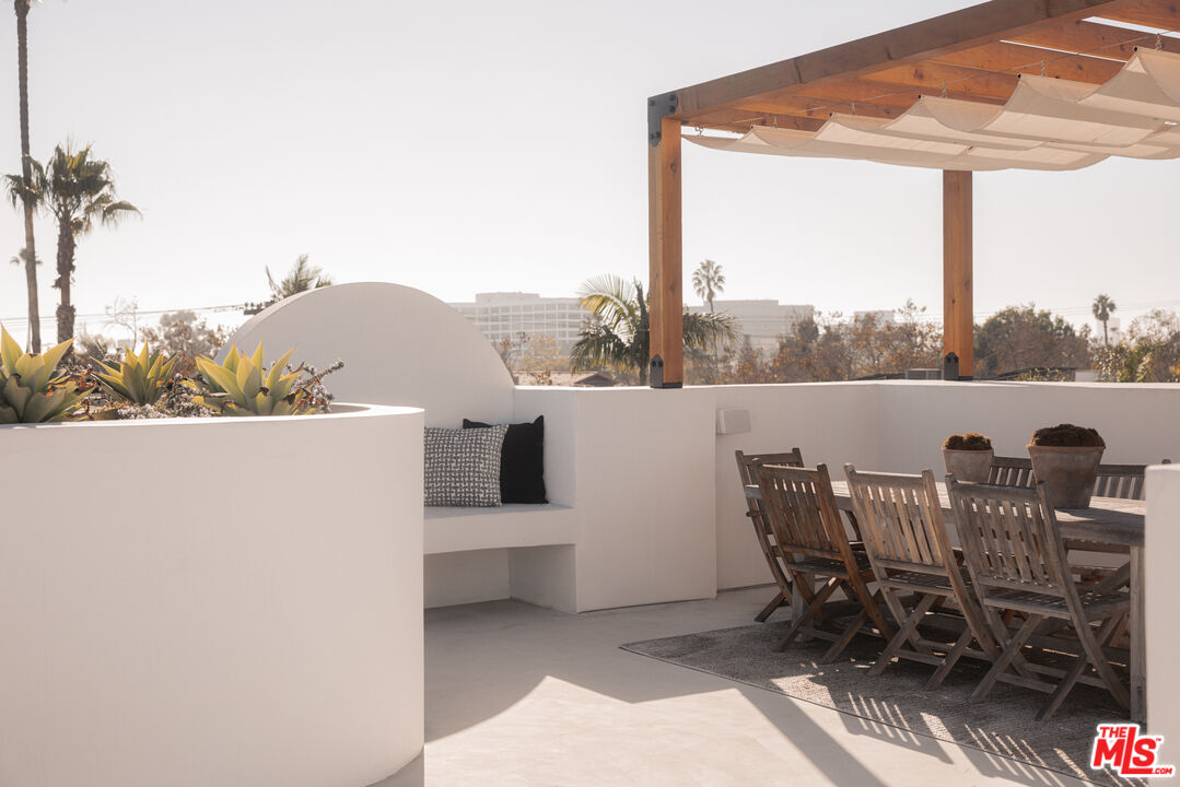 6546 Colgate Avenue Los Angeles, CA 90048 - Photo 42 of 42 a view of a chairs and table in patio