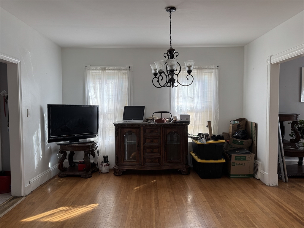 35 Farmland Road Lowell, MA 01850 - Photo 3 of 20