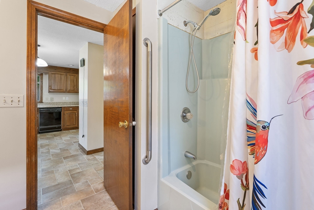 25 Prince Avenue West Springfield, MA 01089 - Photo 17 of 31