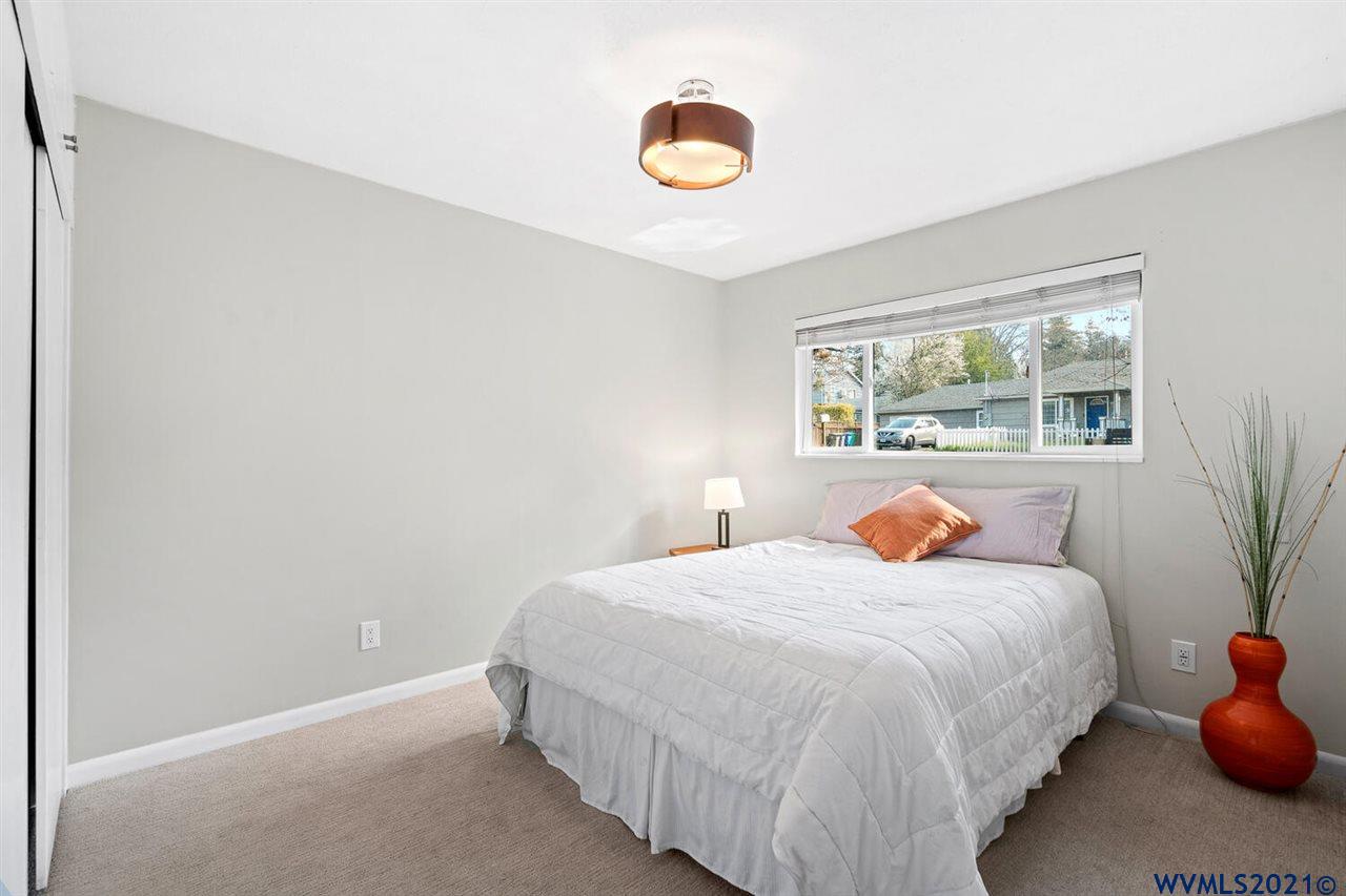 5533 Southwest Vermont Street Portland, OR 97219 - Photo 15 of 30