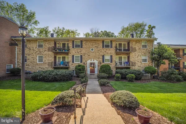 $2,300 | 3860 Lyndhurst Drive, Unit 202, Fairfax, VA 22031