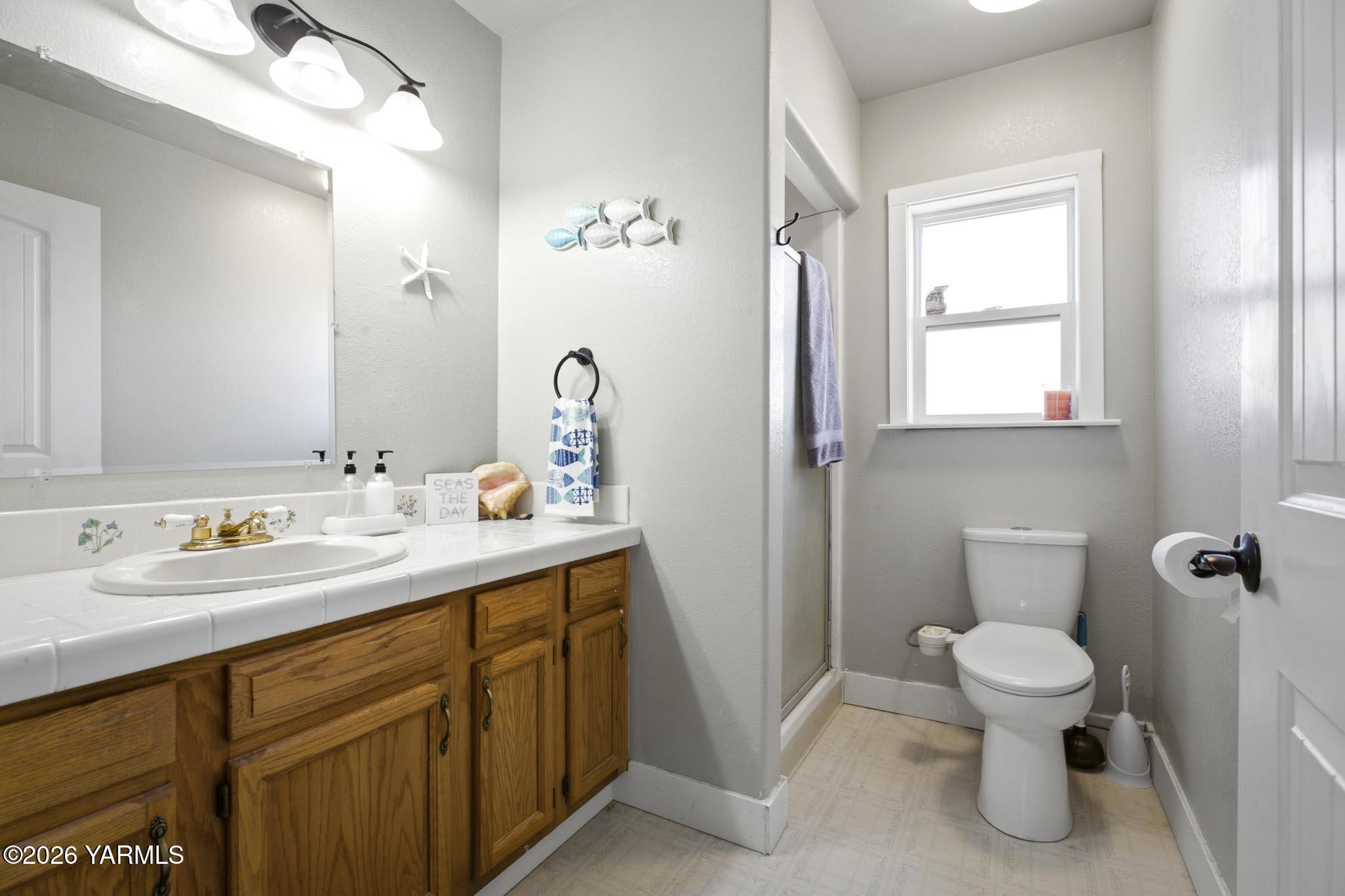 900 Slavin Road Yakima, WA 98903 - Photo 23 of 27 23 Primary Bathroom