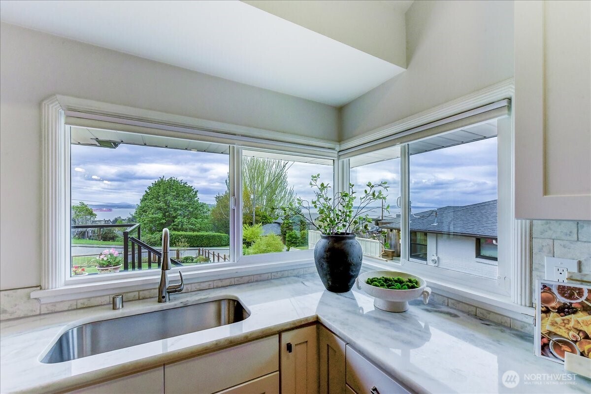 3228 57th Avenue Southwest Seattle, WA 98116 - Photo 15 of 38