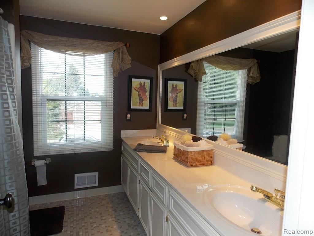 601 Augusta Drive Rochester, MI 48309 - Photo 24 of 34 2nd Full Bath