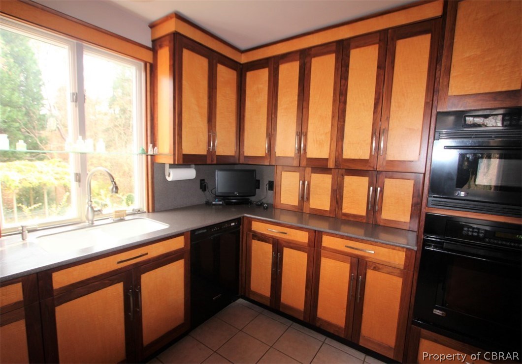 7205 Ware House Road Gloucester, VA 23061 - Photo 6 of 32 Custom cabinetry in Kitchen