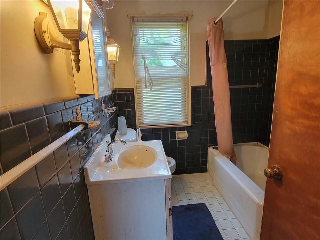 421 Hays Road Venetia, PA 15367 - Photo 13 of 28 a bathroom with a sink and a tub