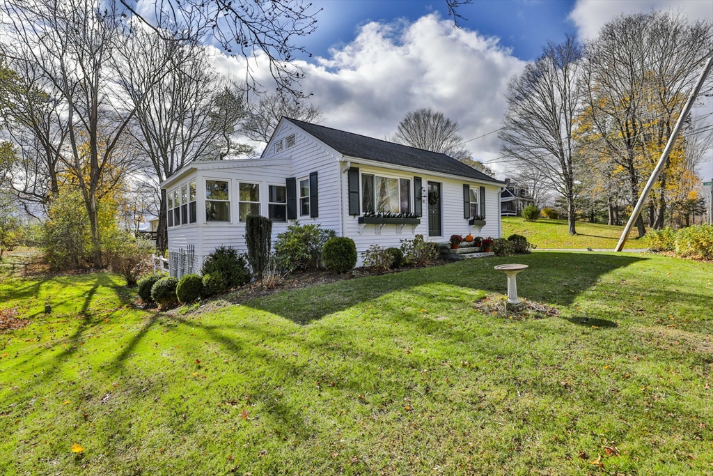 a view of a yard in front of house