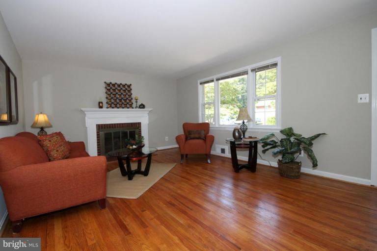 7626 Mendota Place Springfield, VA 22150 - Photo 2 of 27 Living Room