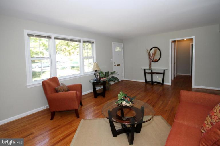 7626 Mendota Place Springfield, VA 22150 - Photo 3 of 27 Living Room #2