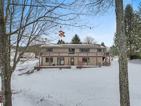 $498,500 | 9561 Peterson Drive, Cadillac, MI 49601