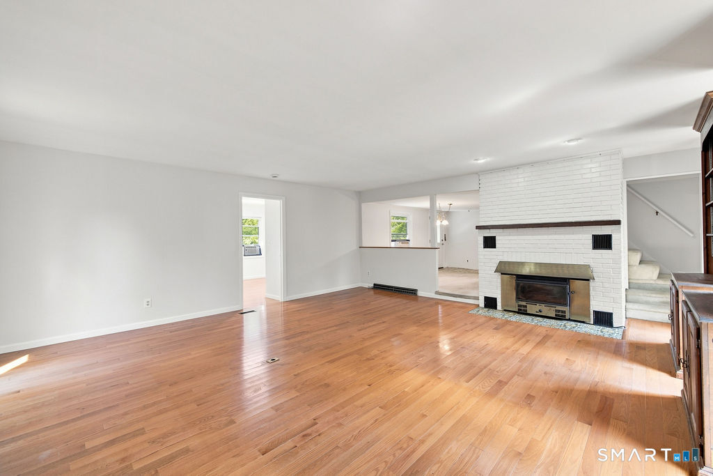 176 Stonehouse Road Trumbull, CT 06611 - Photo 5 of 32 Gallery Image 5