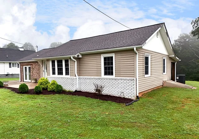 $299,500 | 749 Hillcrest Drive, McCaysville, GA 30555