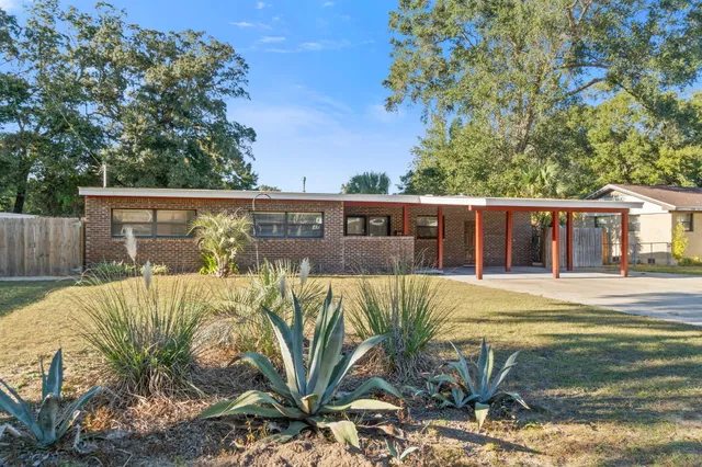 a view of a house with backyard