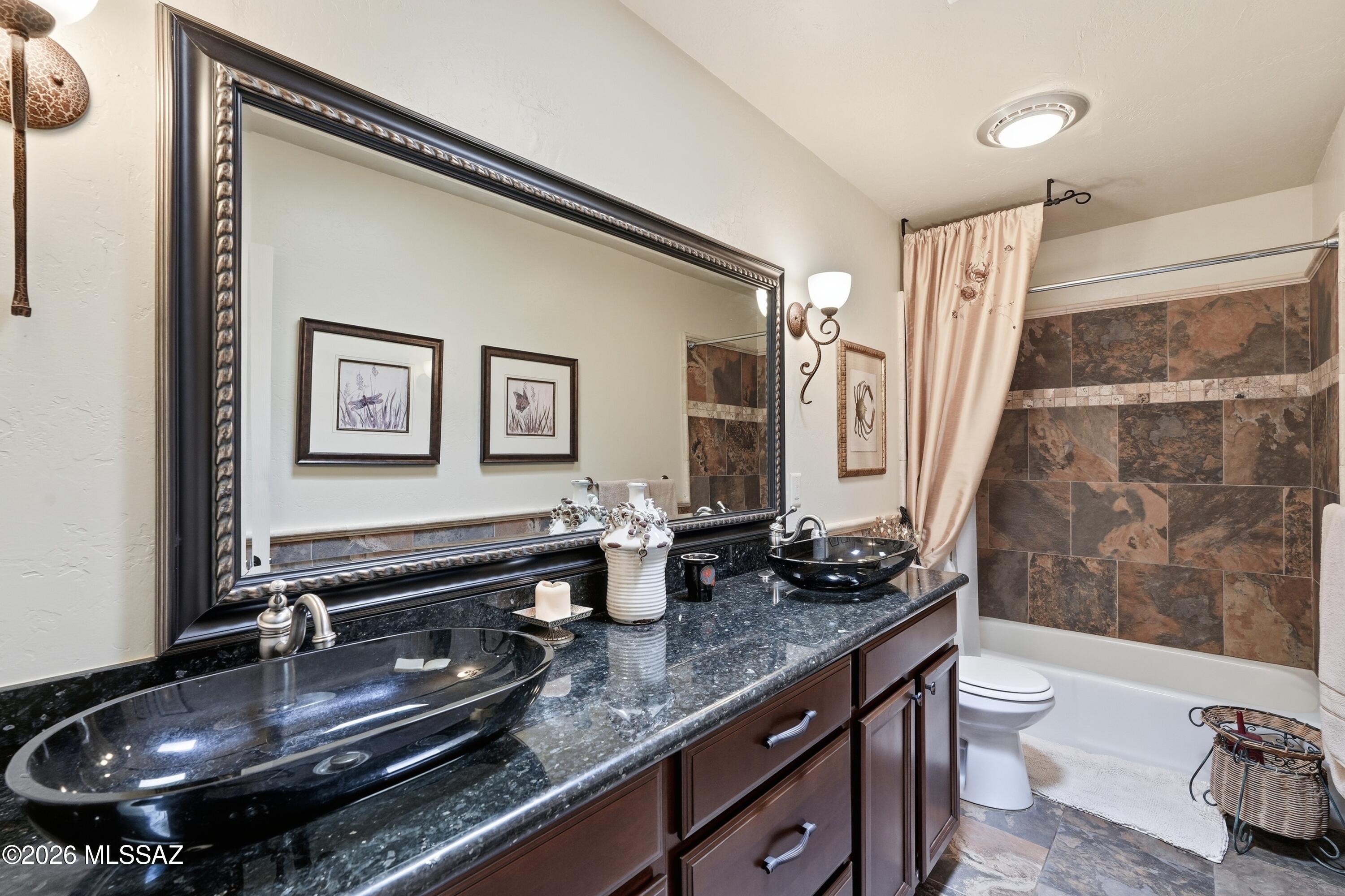 655 West Continental Road Green Valley, AZ 85622 - Photo 23 of 30 Hall Bathroom