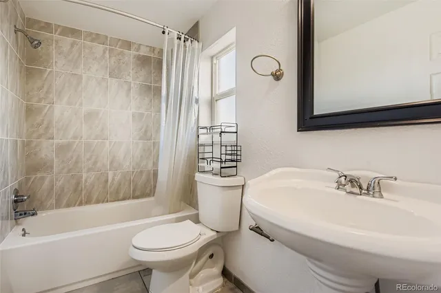 $1,095 | 1080 South Eliot Street, Unit 202, Denver, CO 80219