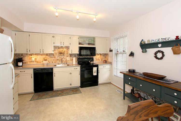 2182 Greenkeepers Court Reston, VA 20191 - Photo 12 of 29 Kitchen