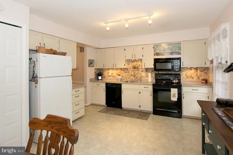 2182 Greenkeepers Court Reston, VA 20191 - Photo 13 of 29 Kitchen