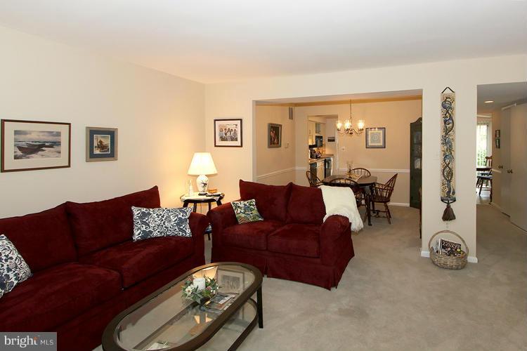 2182 Greenkeepers Court Reston, VA 20191 - Photo 6 of 29 Living Room