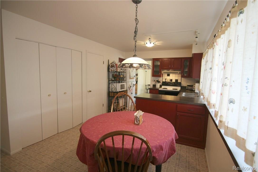 1111 Hemlock Drive Rochester, MI 48307 - Photo 10 of 28 JHelock Dr Kitchen.jpg
