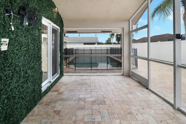 a view of a backyard