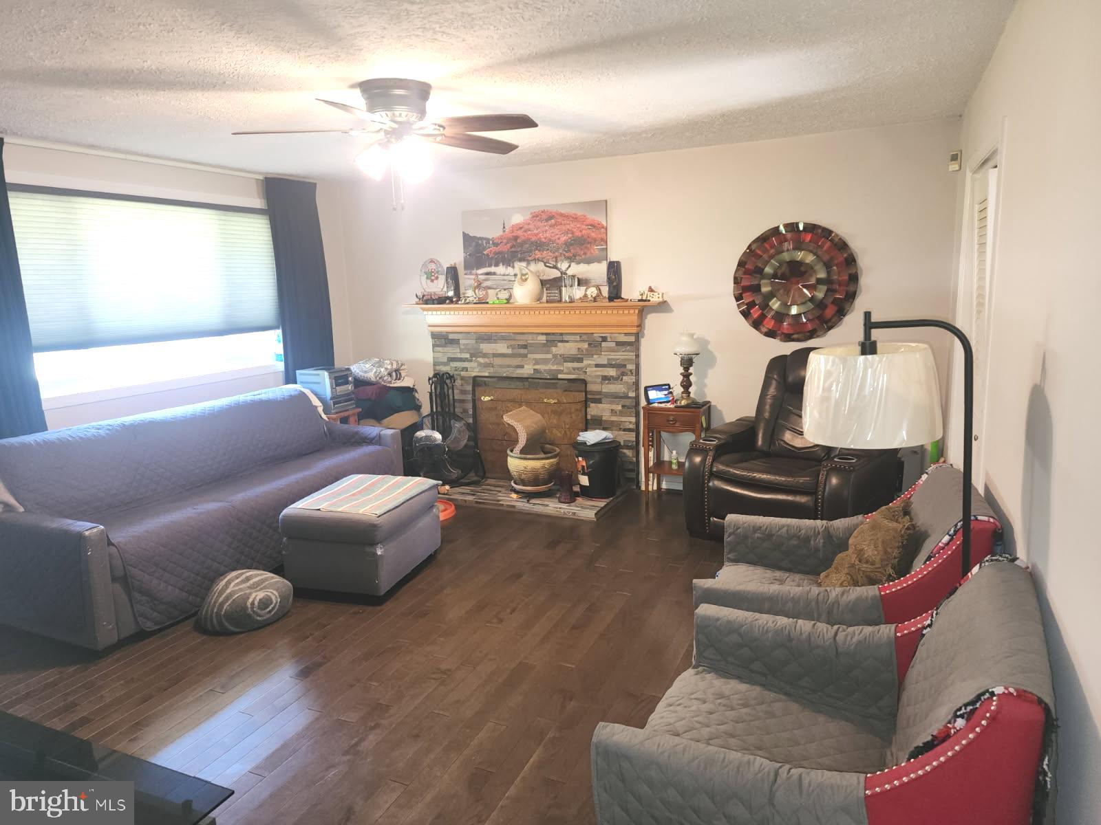 6405 Woodland Road Suitland, MD 20746 - Photo 2 of 23 Livingroom