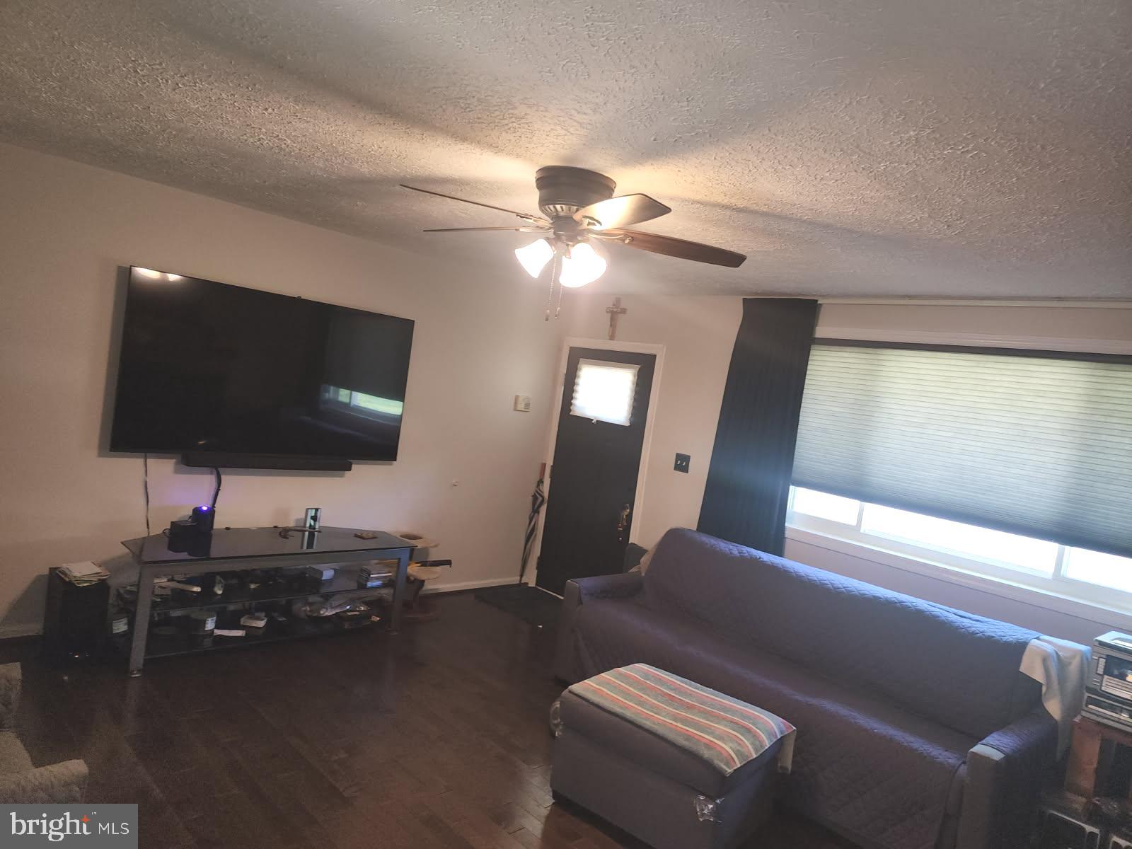 6405 Woodland Road Suitland, MD 20746 - Photo 3 of 23 Livingroom2