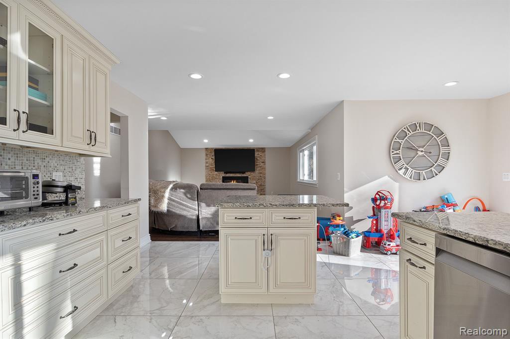 35335 Spring Hill Road Farmington Hills, MI 48331 - Photo 17 of 48