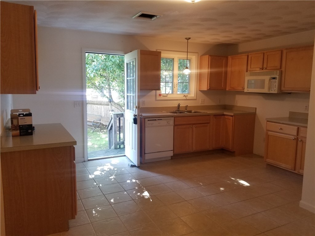 152 Samuel Avenue, Unit 152 Pawtucket, RI 02860 - Photo 4 of 21 kitchen