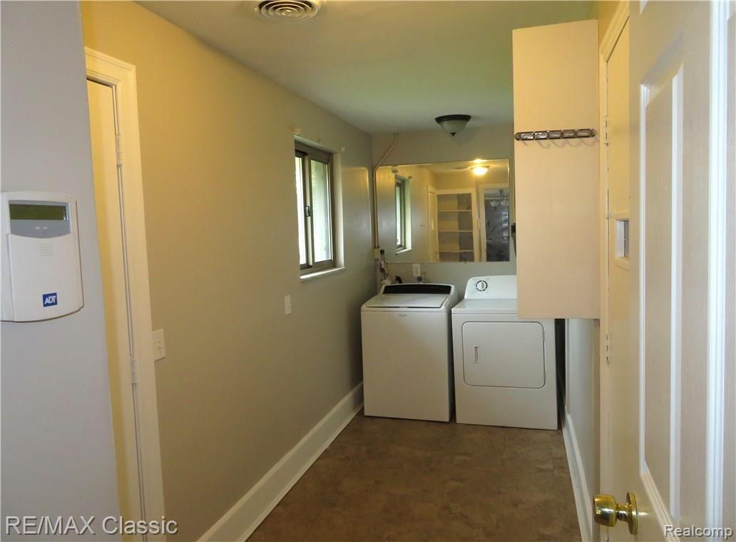 1967 East Commerce Road Commerce Township, MI 48382 - Photo 25 of 33 First floor laundry room.