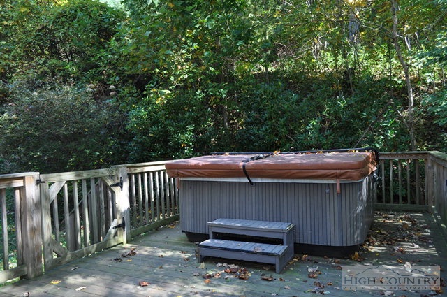 346-348 Grady Winkler Road Boone, NC 28607 - Photo 12 of 32 a backyard of a house