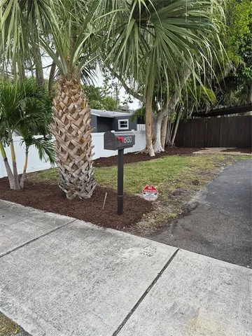 a view of a backyard