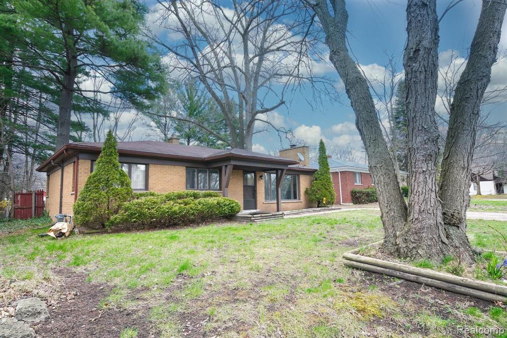 20710 Westhampton Avenue Southfield, MI 48075 - Photo 3 of 30