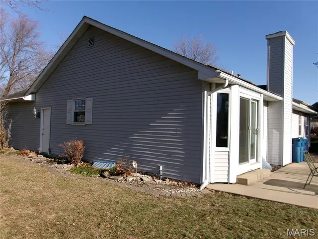 $329,900 | 160 Coventry Way, Highland, IL 62249