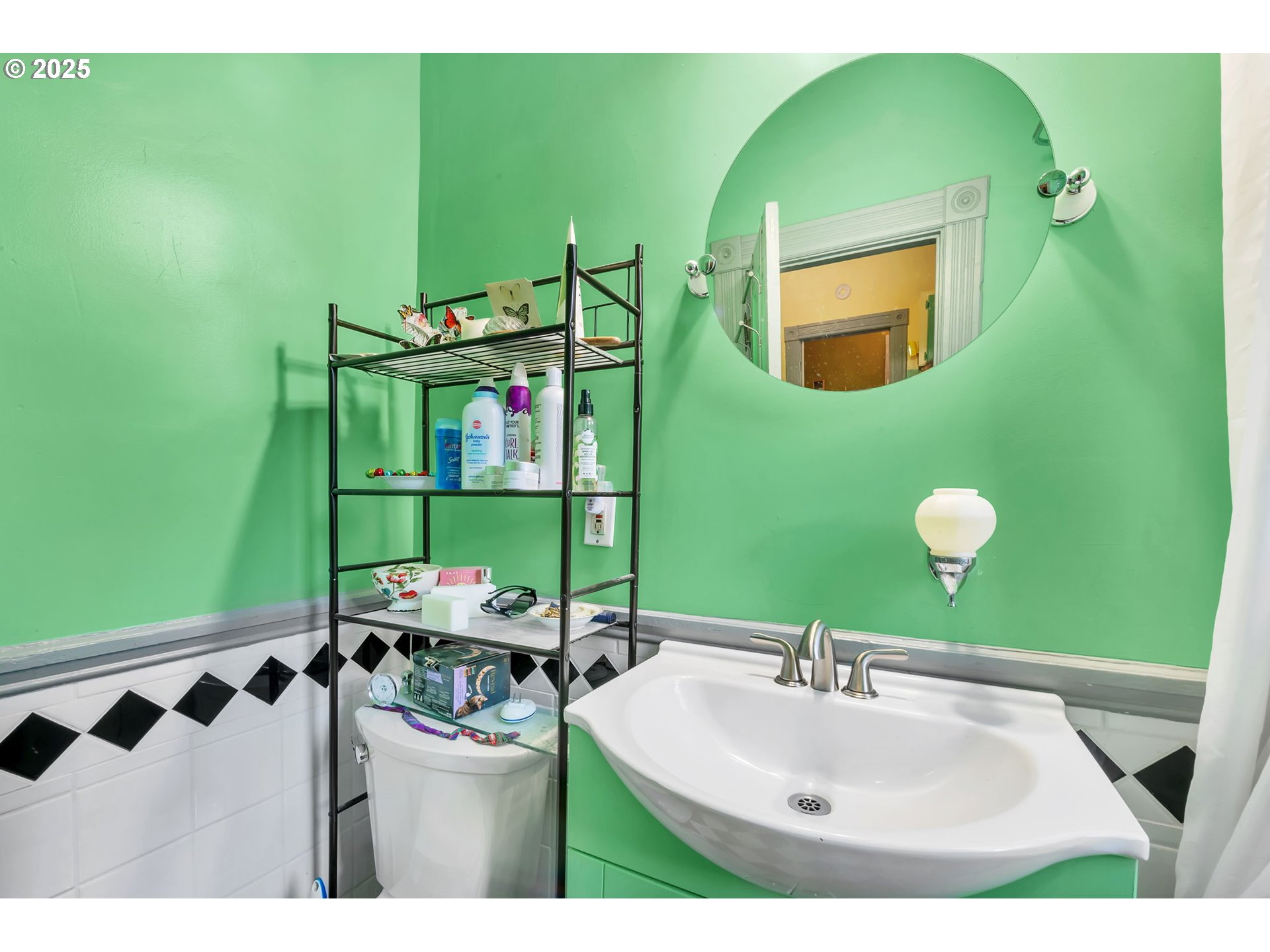 637 17th Street Northeast Salem, OR 97301 - Photo 13 of 34 a bathroom with a sink and mirror