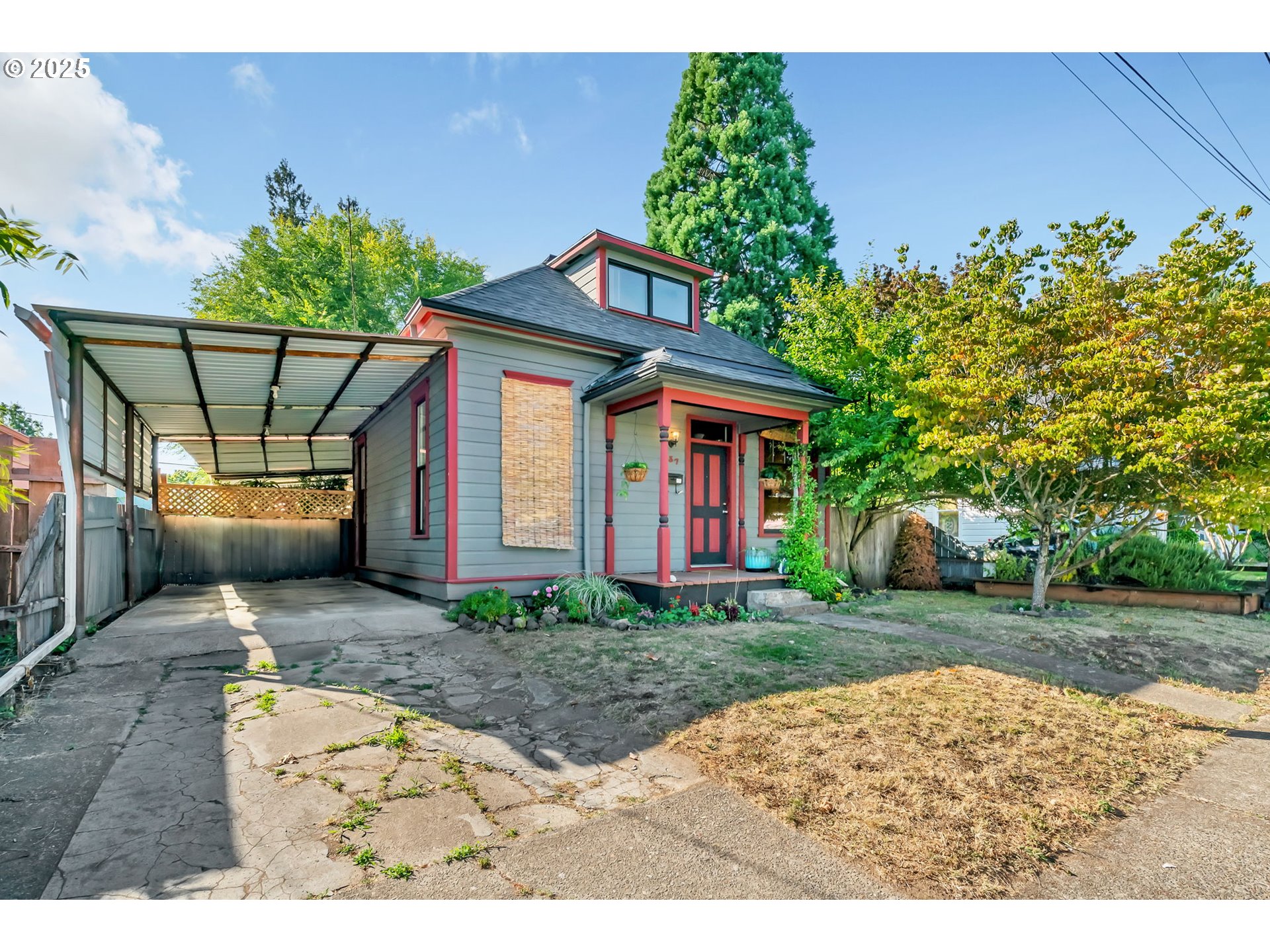 637 17th Street Northeast Salem, OR 97301 - Photo 2 of 34 a front view of a house with garden