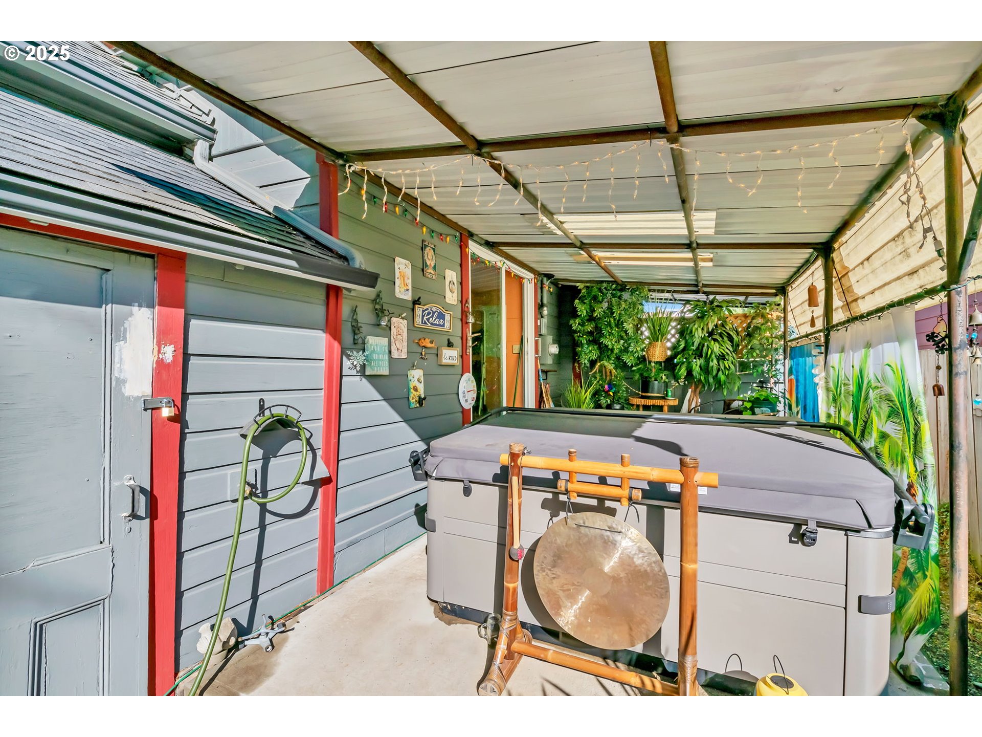 637 17th Street Northeast Salem, OR 97301 - Photo 23 of 34 a view of a chairs and table in the patio