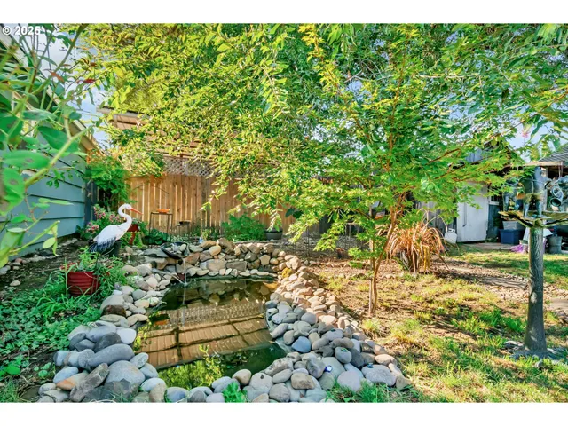 a view of yard with green space