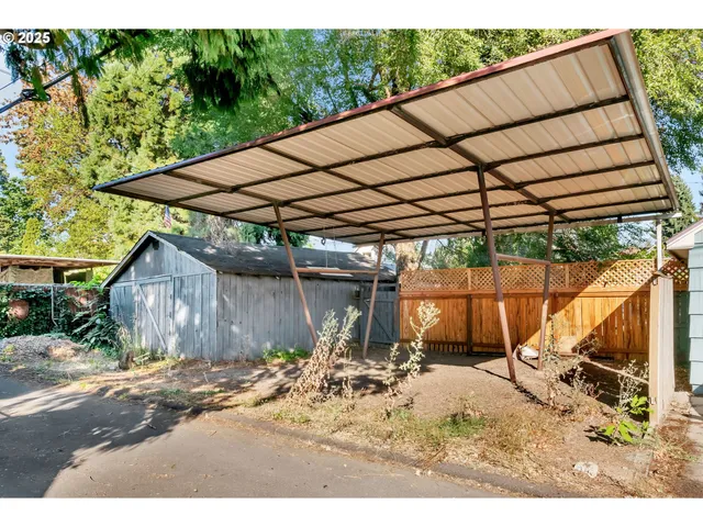 a view of a backyard