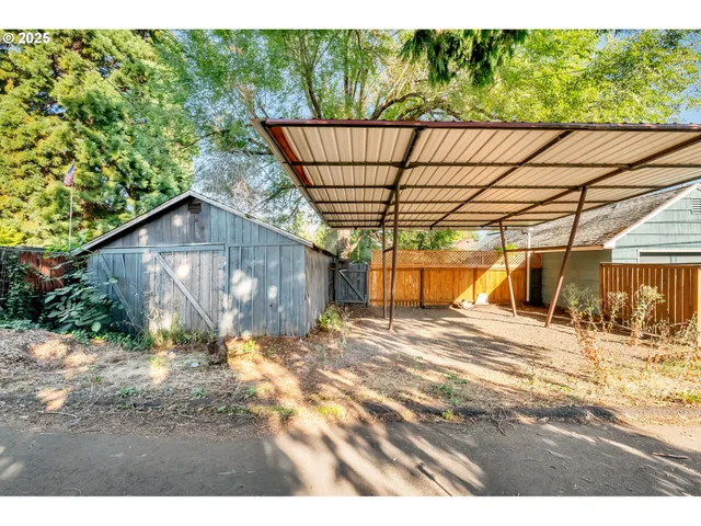 a view of a backyard