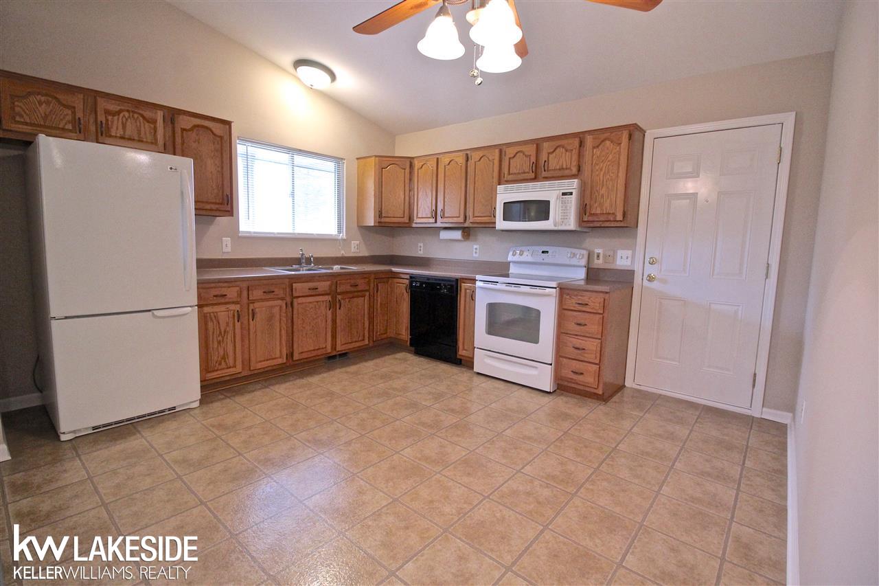 4731 Siebert Road Waterford, MI 48328 - Photo 9 of 27 31380123-8.JPG