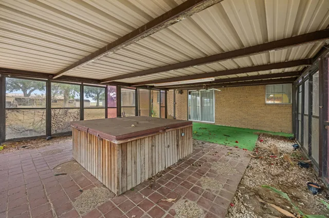 a view of a backyard